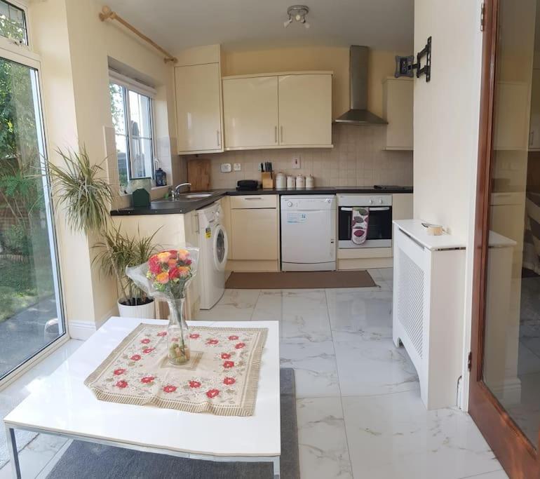 3 Bedroom 3 Bathroom House, Dublin Lucan Luaran gambar